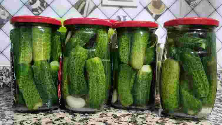 Як зробити розсіл у маринованих огірках прозорим: важливі секрети