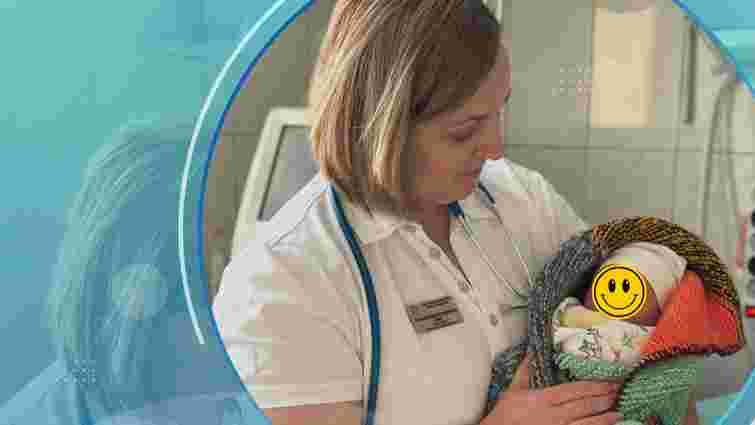 На сходах лікарні у Надвірній знайшли покинуте немовля