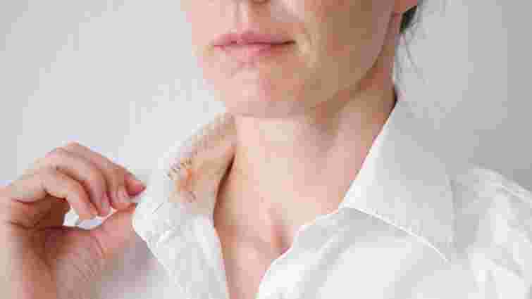 Як видалити плями від макіяжу з білої сорочки: поради експертів 