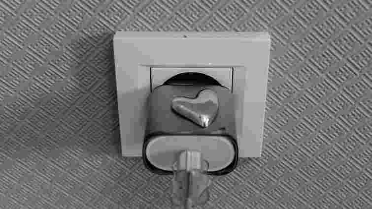 Три причини, чому не можна залишати зарядку від телефона в розетці