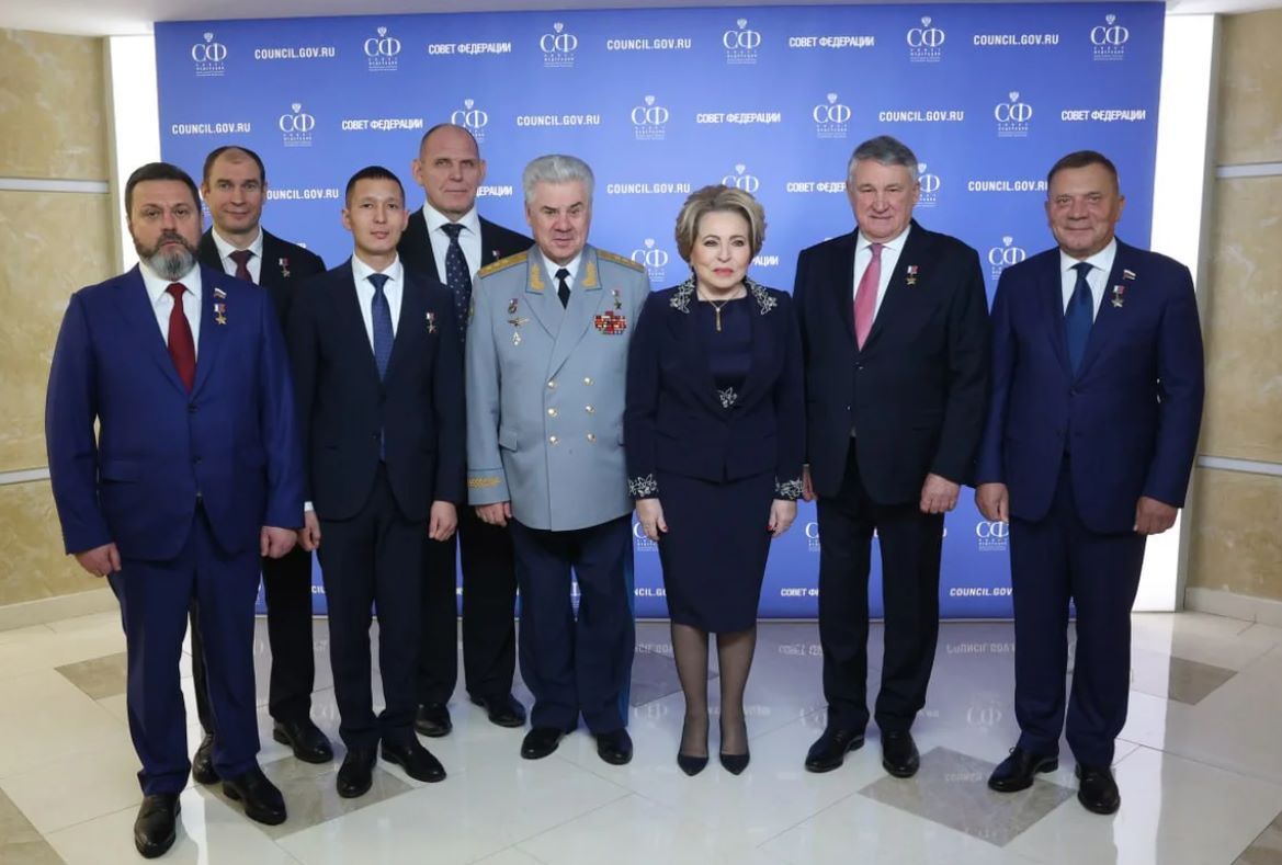 Фото парламенту Росії, на фото Андрій Деркач (ліворуч) з групою російських сенаторів