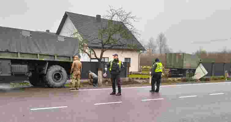 На Волині вантажівка Нацгвардії в’їхала у паркан приватного будинку, водій загинув