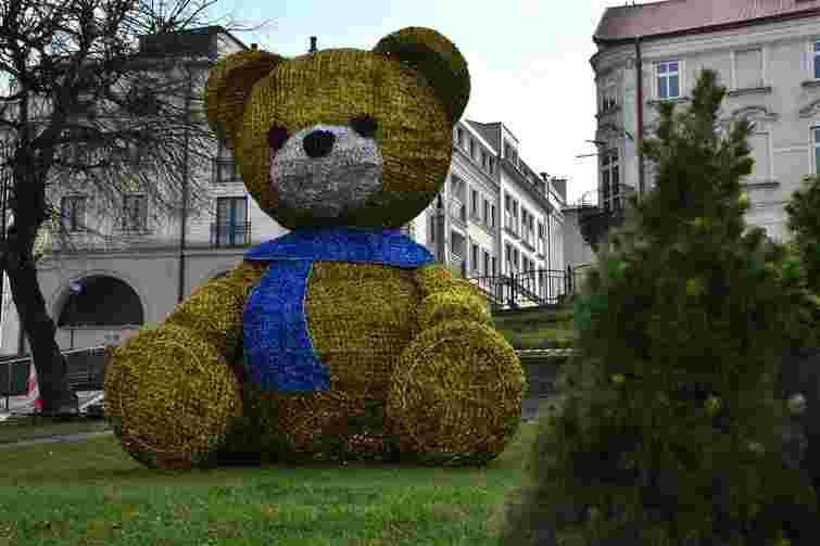 У Перемишлі замінили шалик у різдвяного ведмедика, бо він нагадував українські кольори