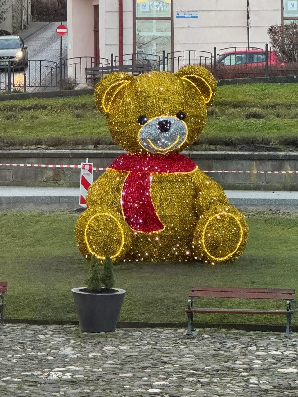 Шарф замінили на червоний. Фото Войцеха Бакуна