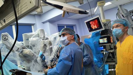 Кардіохірурги Львова видалили пухлину серця 63-річній пацієнтці за допомогою робота Da Vinci