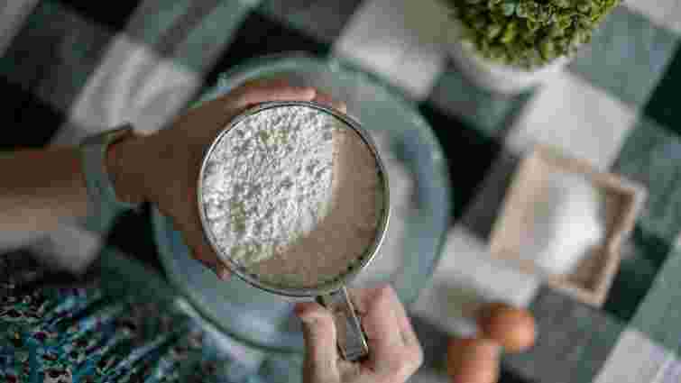 Густа, ароматна, без грудочок: як правильно обсмажити борошно для підливи