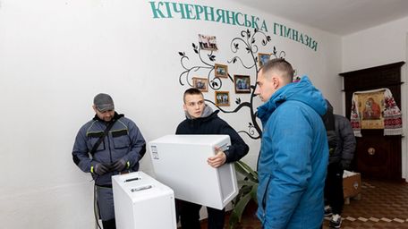 Світло для гірських шкіл: як бізнес на Закарпатті підтримує громади взимку