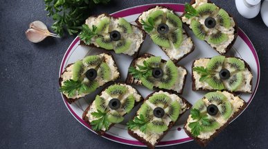 Швидкі святкові канапки з ківі та сиром. Рецепт дня