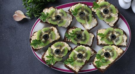 Швидкі святкові канапки з ківі та сиром. Рецепт дня