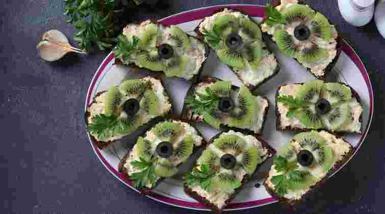 Швидкі святкові канапки з ківі та сиром. Рецепт дня