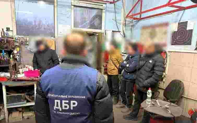 Військові з Хмельниччини замість служби працювали на приватній СТО