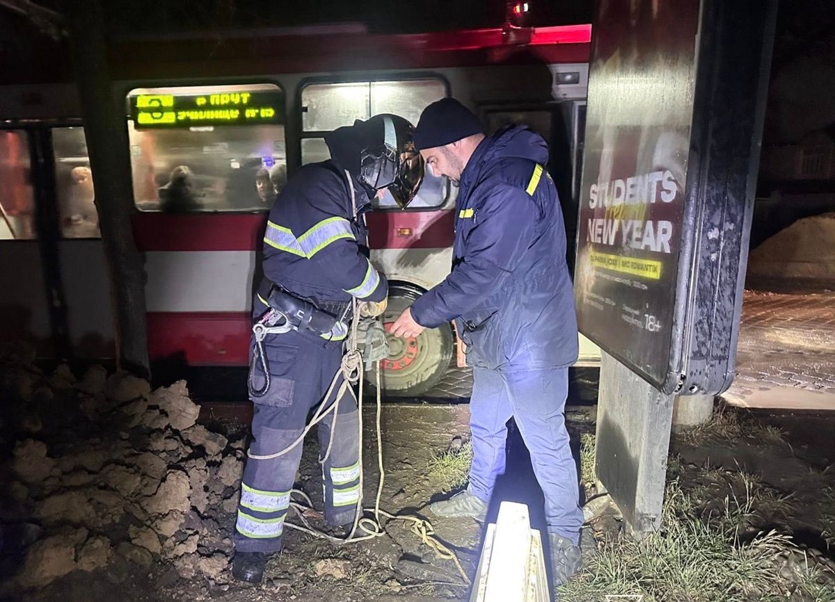 У Чернівцях поліція з'ясовує обставини падіння дитини в триметрове провалля