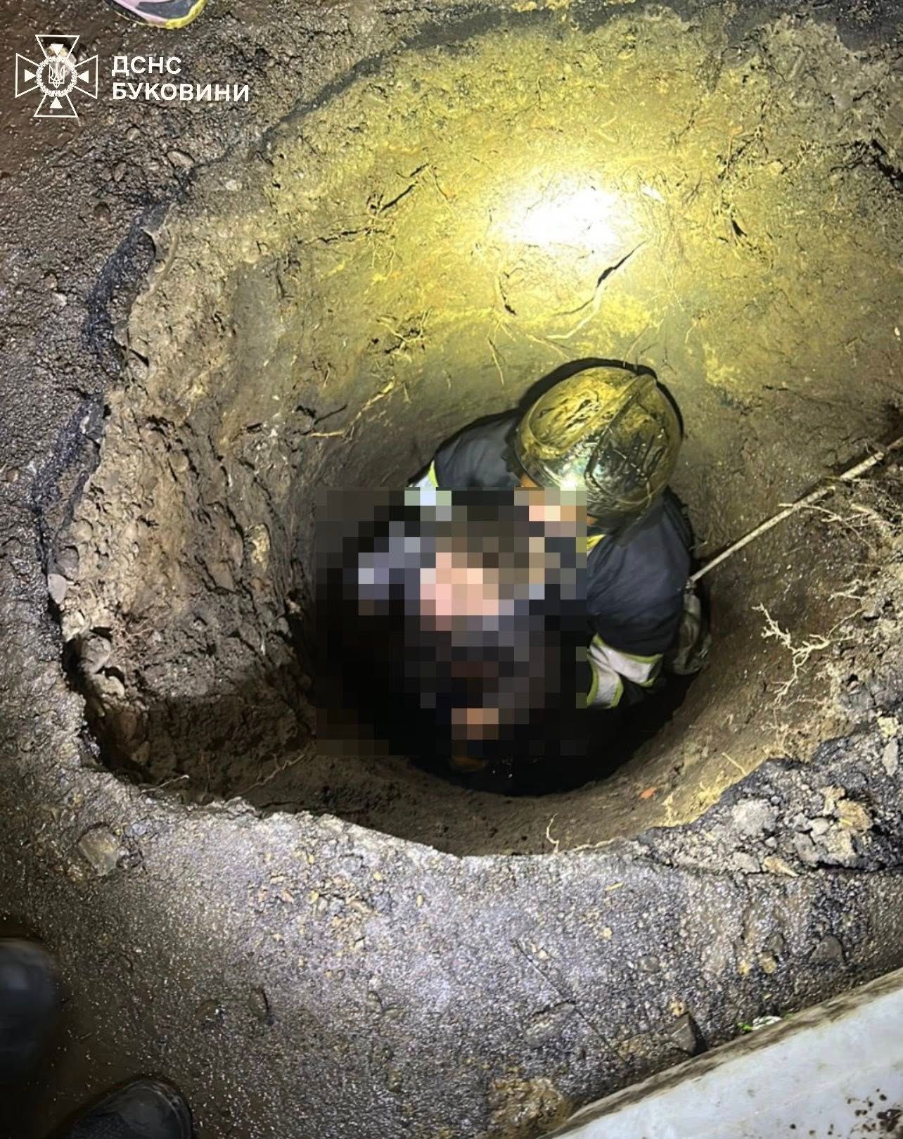 За дитиною в яму спустився рятувальник