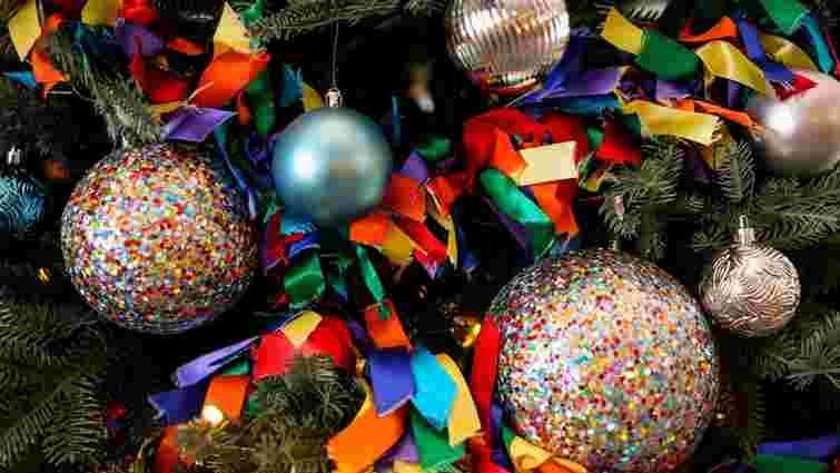 Святковий безлад: три лайфхаки, щоб блискітки з ялинкових прикрас не сипались
