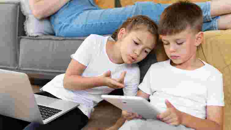 Перша країна ЄС повністю заборонить соцмережі дітям до 15 років