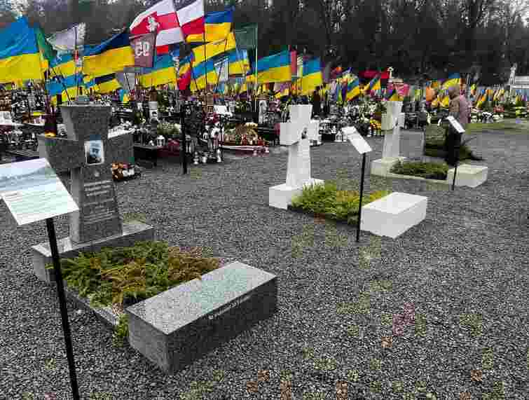 У Львові показали зразки намогильних плит майбутнього військового меморіалу