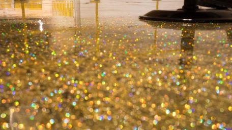 Занадто святкова атмосфера: як позбутися блискіток з твердих поверхонь