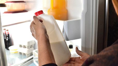 Де в холодильнику найкраще зберігати молоко, щоб воно довго не псувалося