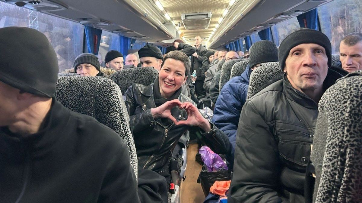 Білорусь передала Україні 114 звільнених політв'язнів, серед них – п’ятеро українців
