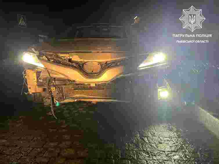 Пʼяний 24-річний водій у Львові вʼїхав у вуличну огорожу і заснув на узбіччі