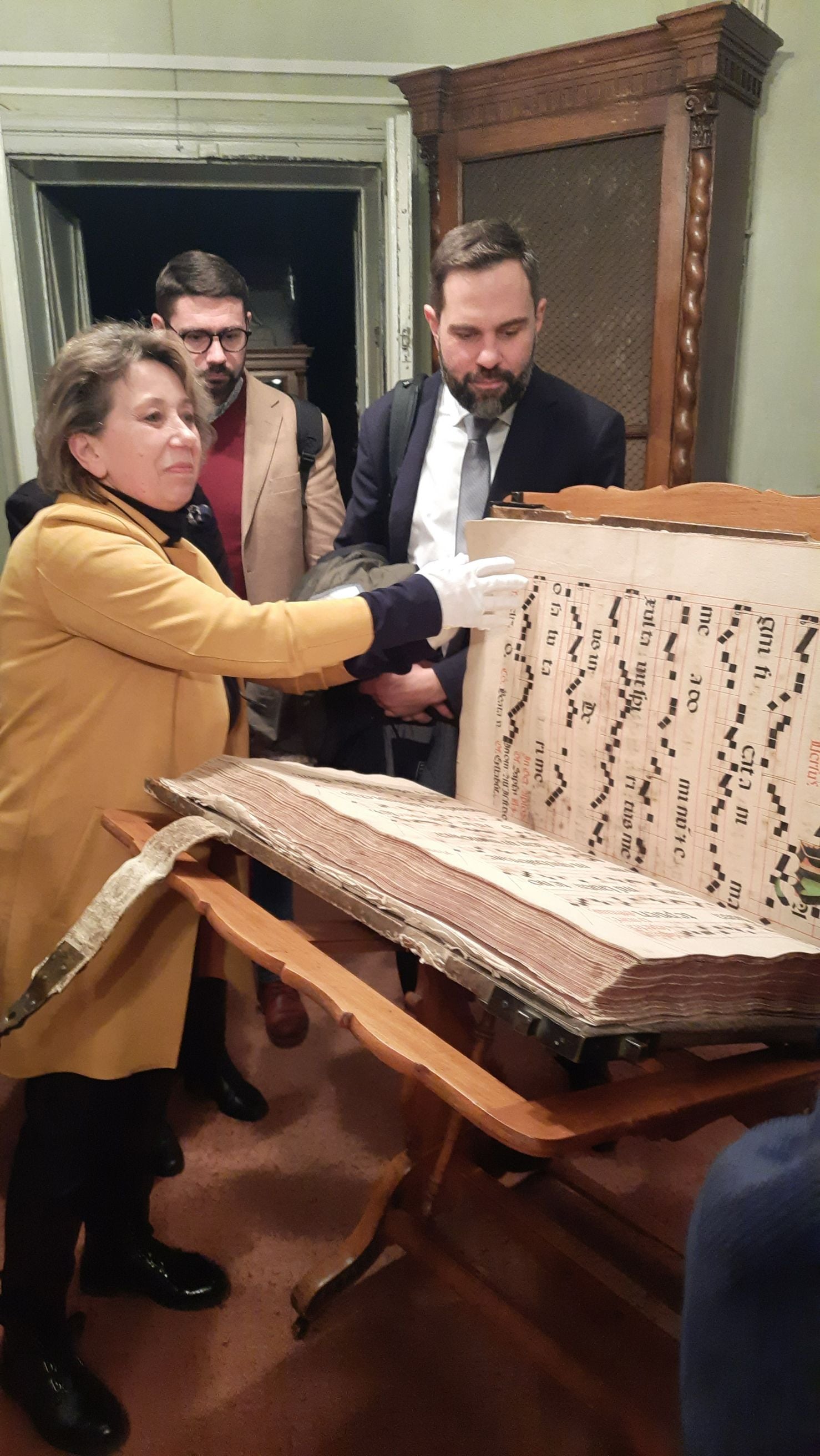 Завідувачка відділу рукописів Наукової бібліотеки ім. Стефаника Мирослава Дядюк показує найбільшу книгу – градуал XVII ст. (фото ZAXID.NET)