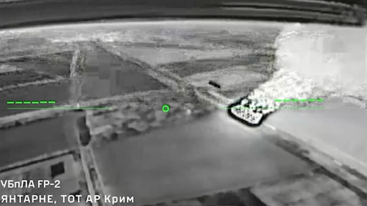 Українські дрони уразили дві коштовні РЛС росіян та локомотив із пальним у Криму