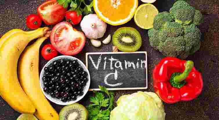 Як вітамін С з натуральних продуктів впливає на пружність шкіри і здатність до відновлення 