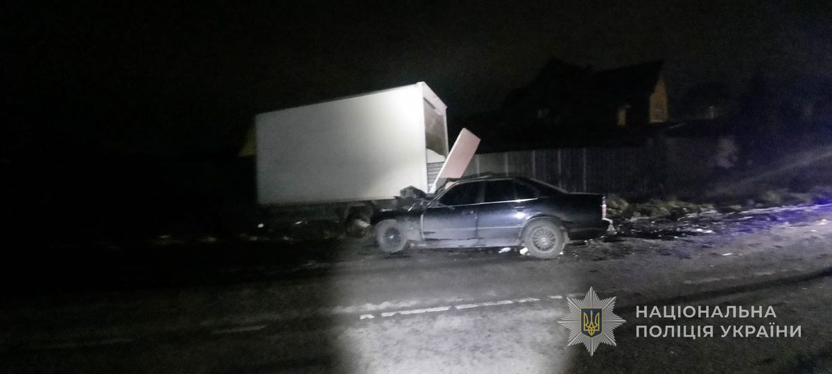 Біля Луцька пʼяний водій BMW врізався у припарковану вантажівку, є загиблий