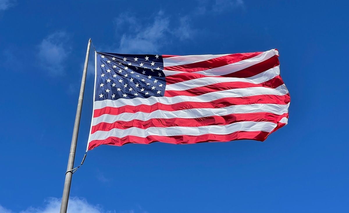 Менше чверті українців довіряють США, – опитування