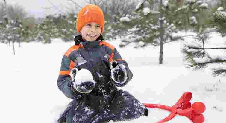 Пампухи, колядки та санки: коли зимові канікули у школах на заході України