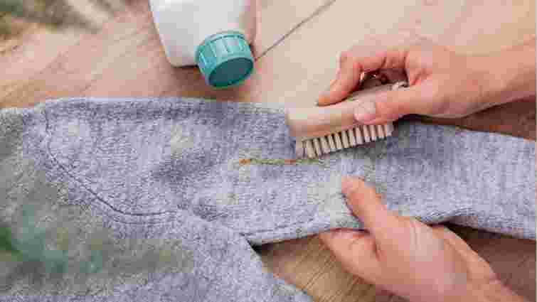 Прилипла й не змивається: як позбутися деревної смоли з одягу