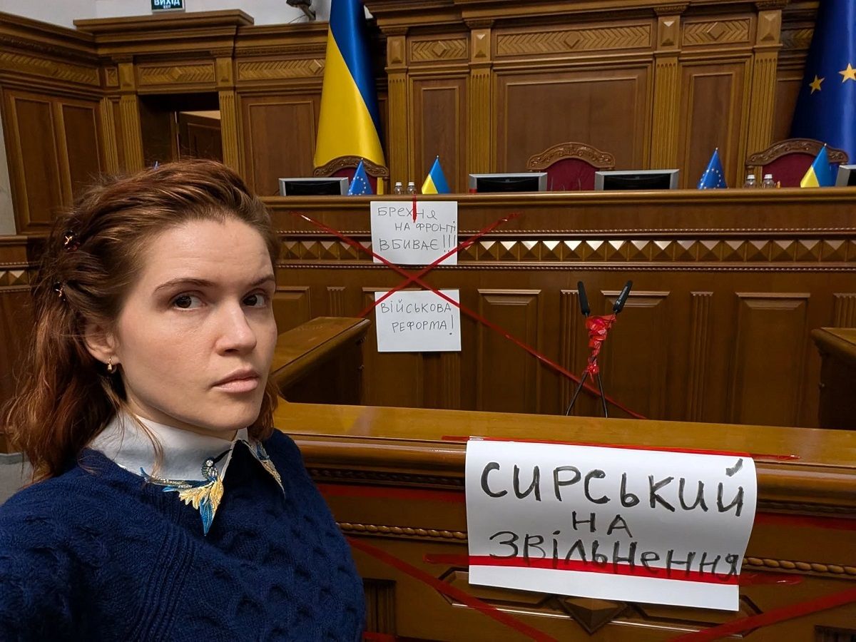 Мар'яна Безугла заблокувала трибуну Верховної Ради з вимогою звільнити Олександра Сирського