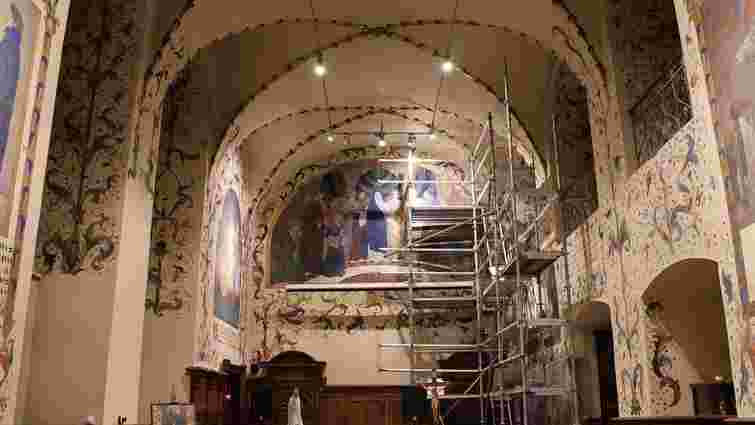 У львівській каплиці відреставрували дві фрески з розписами Яна Генрика Розена