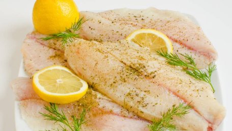 Лише одна помилка зіпсує смак: як довго треба маринувати рибу перед смаженням