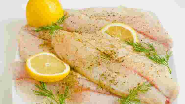 Лише одна помилка зіпсує смак: як довго треба маринувати рибу перед смаженням
