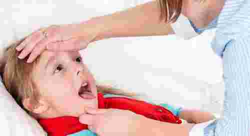 У дитини болить горло: як допомогти в домашніх умовах і коли негайно звертатися до лікаря