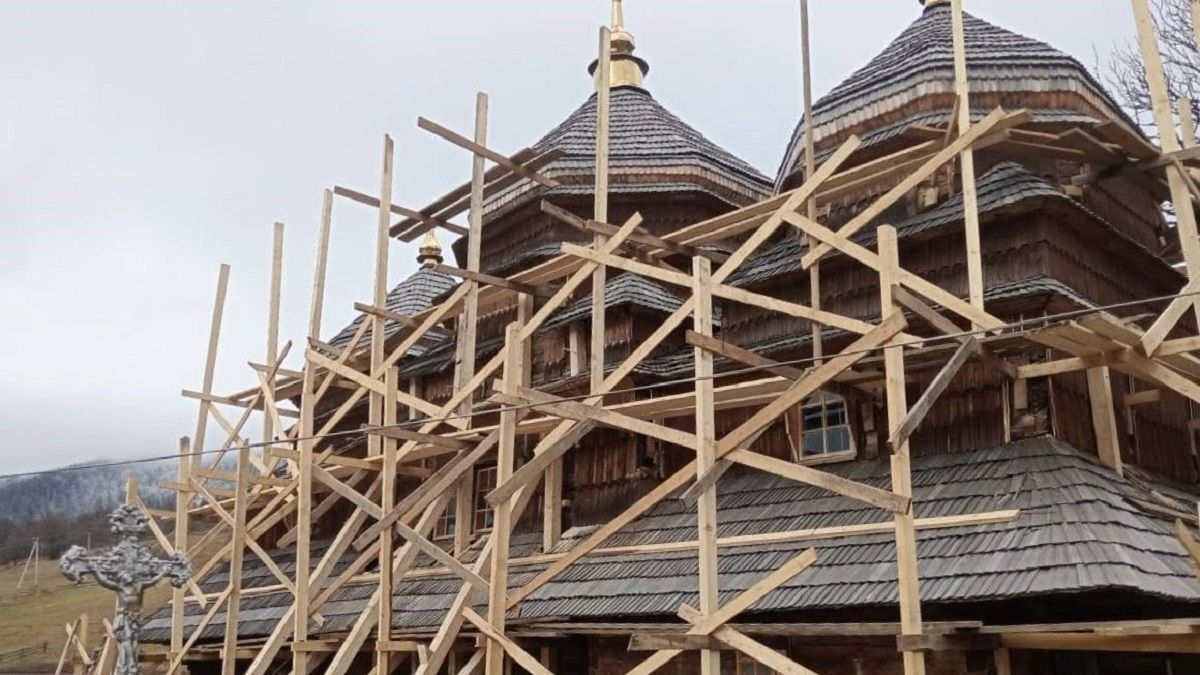 У карпатському селі на Стрийщині почали реставрувати бойківську дерев’яну церкву