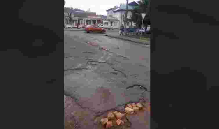 У Хирові на Львівщині ями на центральній дорозі залатали цеглою