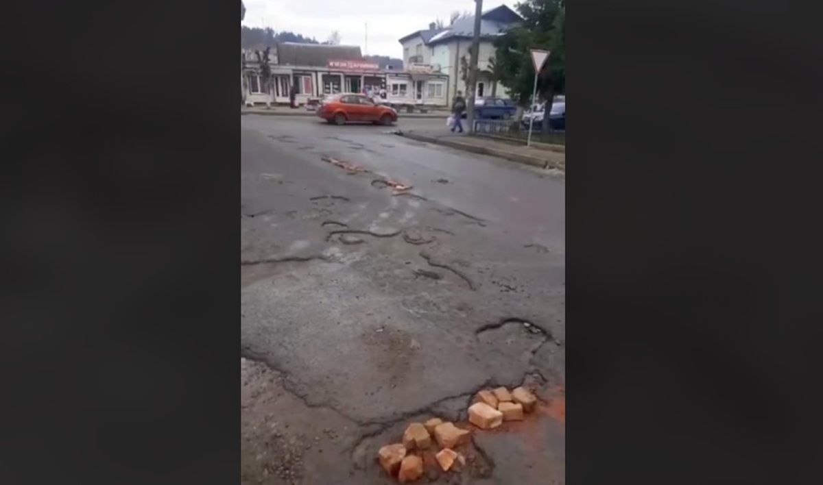 У Хирові на Львівщині ями на центральній дорозі залатали цеглою