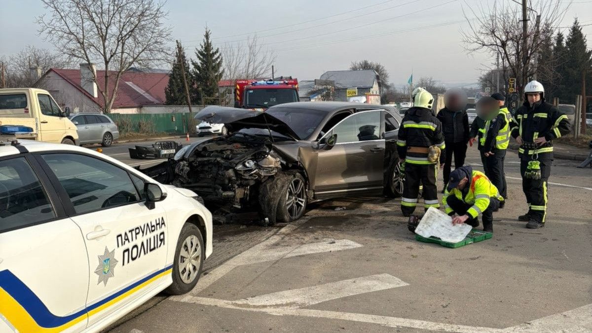 У Франківську у лобовій аварії з Porsche загинув водій Audi
