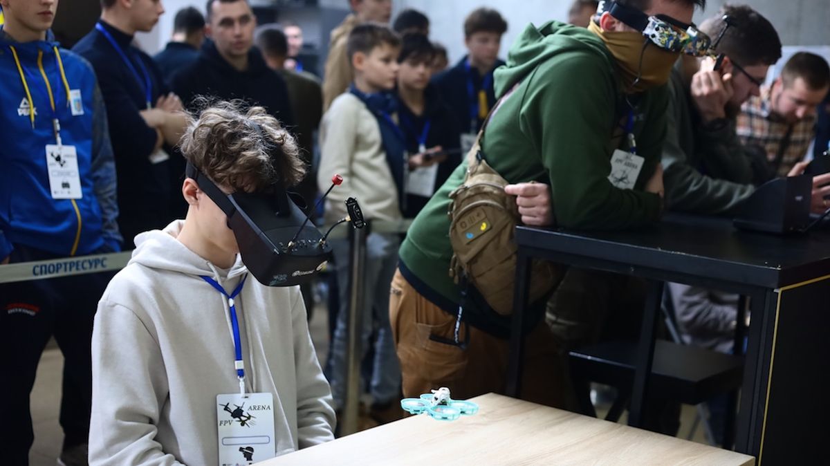У Львові провели змагання з пілотування FPV-дронів серед школярів