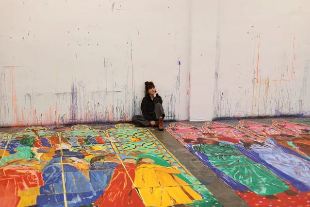 Художниця Клер Табуре з ескізами (Instagram)