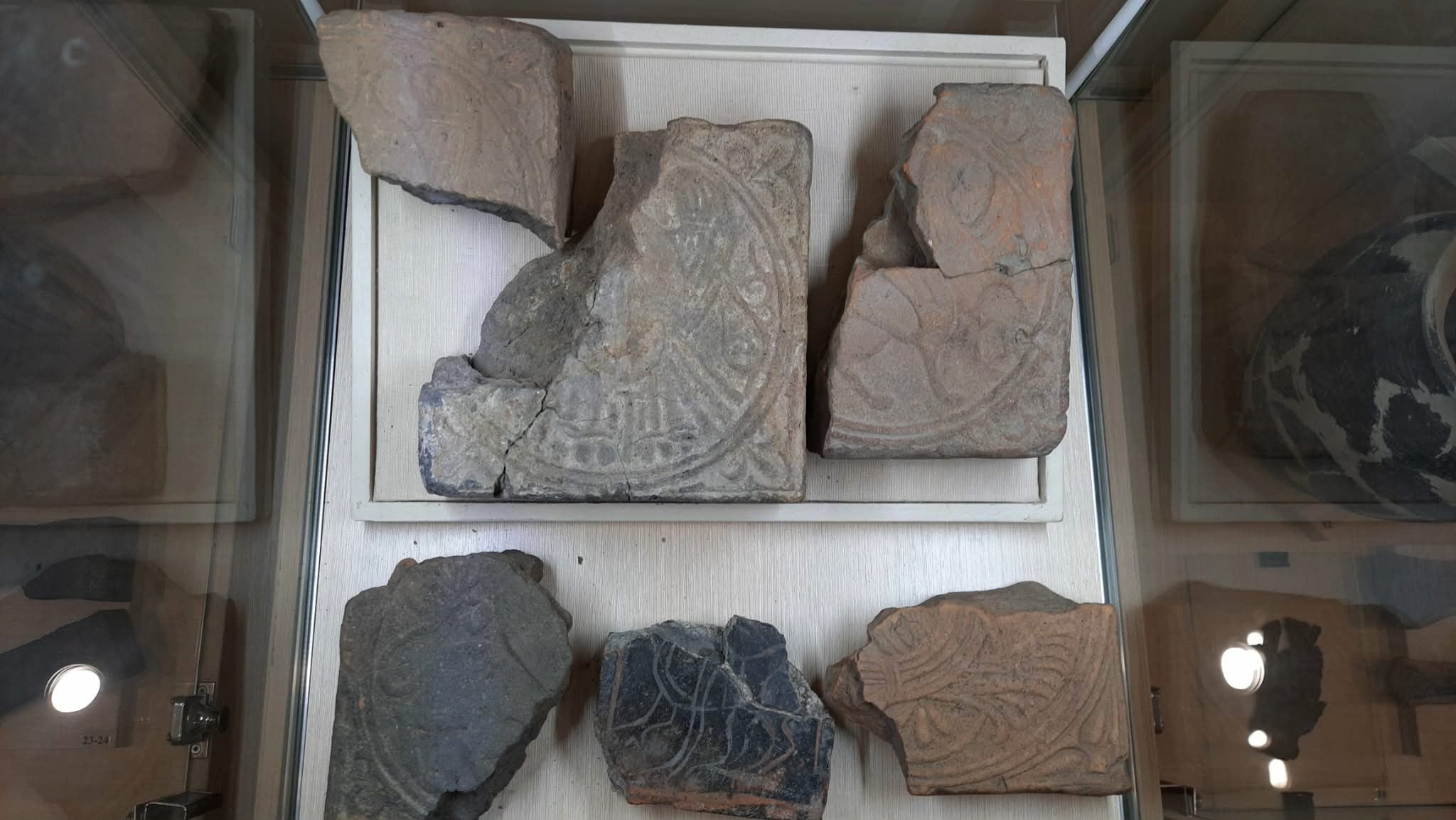 Плитки з орлом з Успенського княжого собору Галича