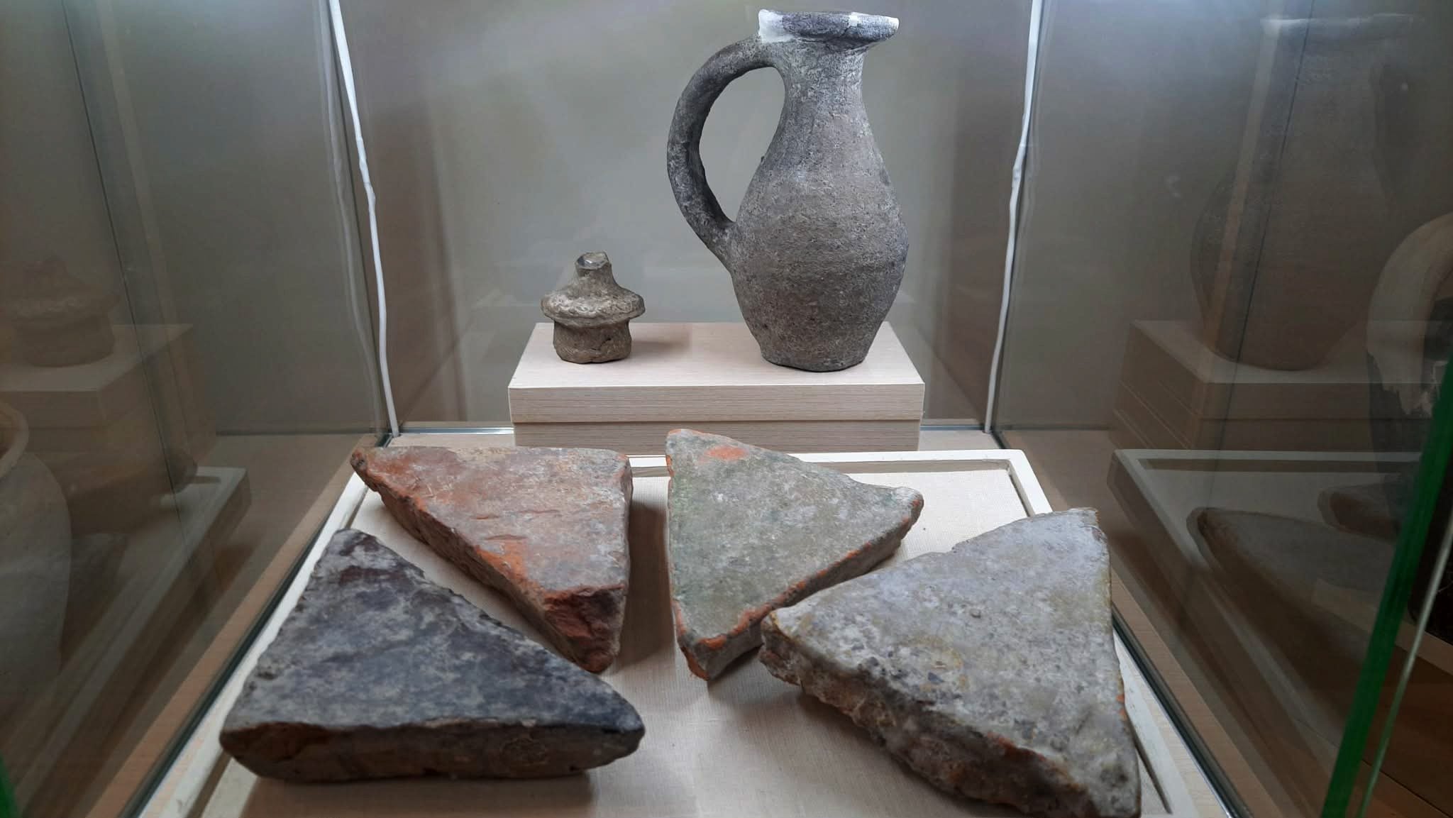 Плиточка, підсвічник і глек з буської церкви XII ст.