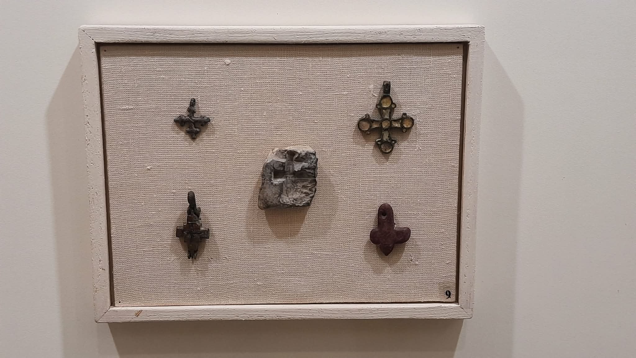 Хрестики з Пліснеська, посередині – формочка для відливання хрестика з Щекотина