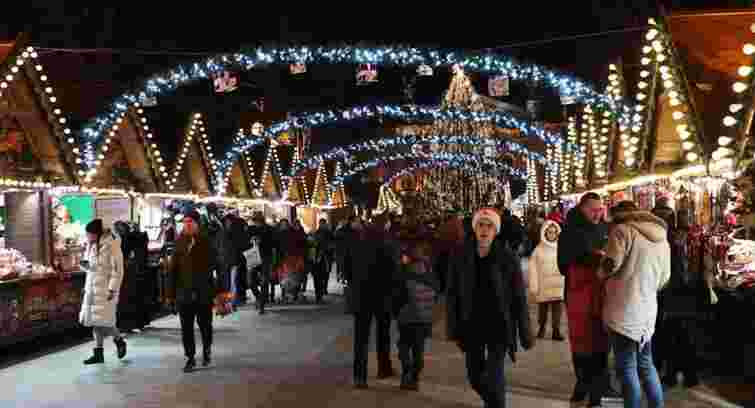 Є лише один правильний варіант: різдвяна «ярмарка» чи «ярмарок»