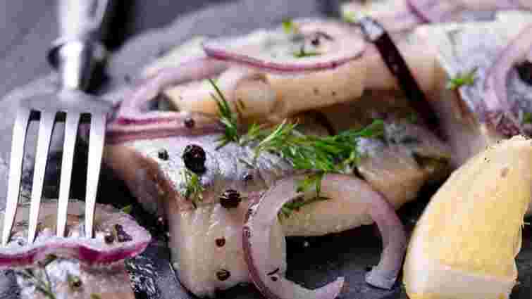 Лише один інгредієнт допоможе позбутися кісток в оселедці: незвичний кухонний лайфхак