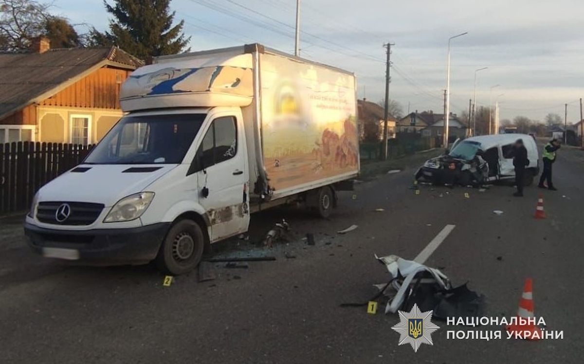 Біля Стрия в ДТП із мікроавтобусом загинув водій мінівена