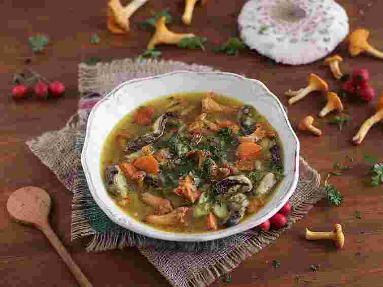 Насичена грибна юшка із сушених лісових грибів
