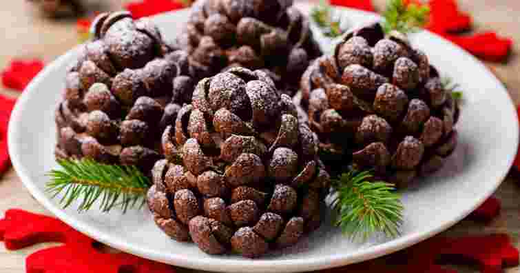 Ніжний десерт, який не треба випікати: тістечка «Шишки» на Новий рік